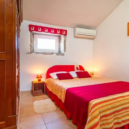 Charming Stone House Ines - Family Holiday In Countryside Feriehus